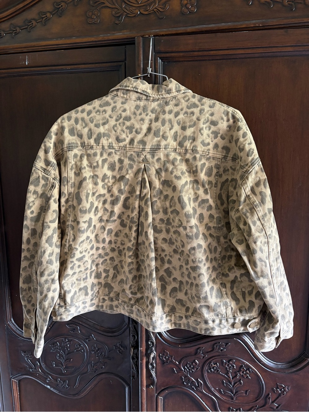 NWT Miou Muse Muted Leopard Denim Jacket
100% Cotton size Medium - Picture 7 of 7